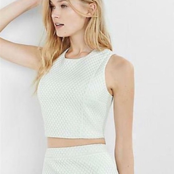 Express Honeycomb Structured Crop Top - Picture 1 of 12